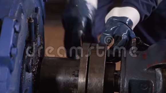 石油生产部泵站管道修理手套工人视频的预览图