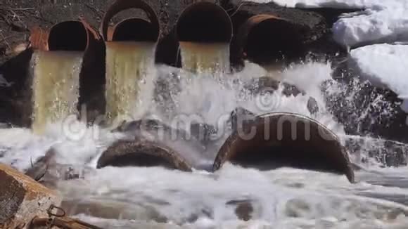 铁制的又大又旧的喇叭从它流入河流有时肮脏和有害视频的预览图