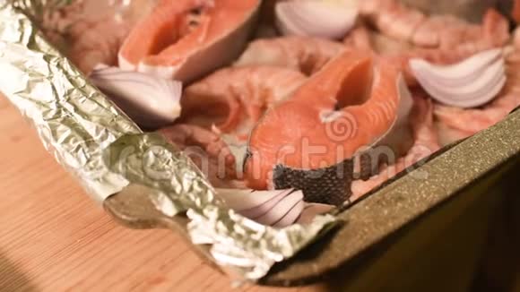 在Provine上特写海鲜生三文鱼与大虾和洋葱生烤浅的景深顶部视图视频的预览图