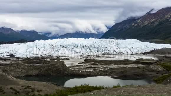 4K移动时间推移剪辑马塔努斯卡冰川阿拉斯加楚加奇山脉与云和池塘视频的预览图