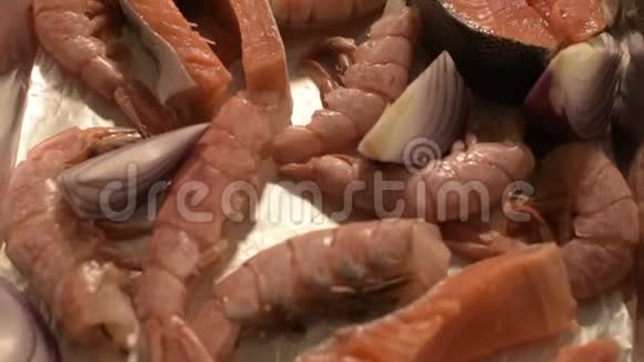 在Provine上特写海鲜生三文鱼与大虾和洋葱生烤浅的景深顶部视图视频的预览图