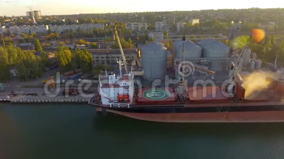 近景船舶装载粮食作物散装货轮通过干线打开货舱在筒仓码头海港视频的预览图