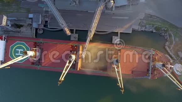 近景船舶装载粮食作物散装货轮通过干线打开货舱在筒仓码头海港视频的预览图