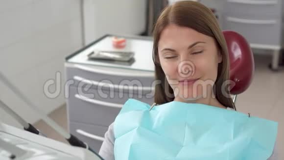 牙科诊所女病人画像在牙科椅上等口腔医生牙科检查视频的预览图