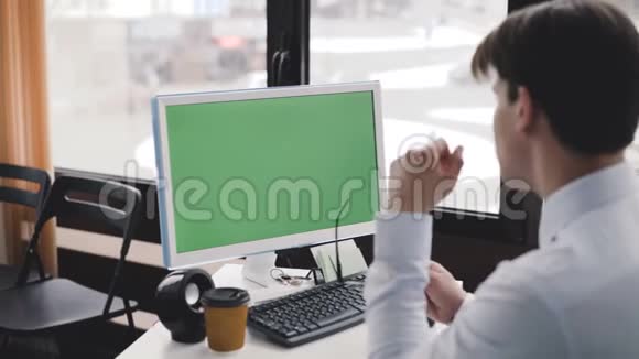 年轻人使用绿色屏幕和键盘的pc4K视频的预览图