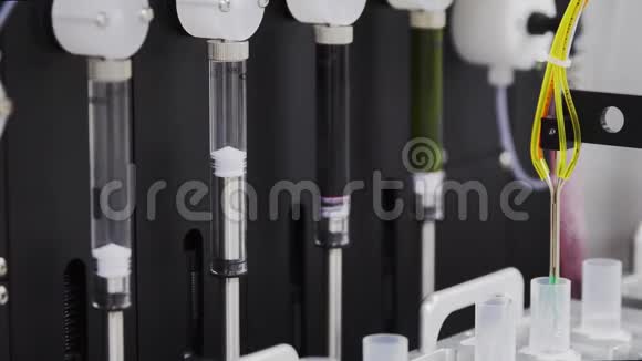 生产艾滋病疫苗的医学实验室视频的预览图