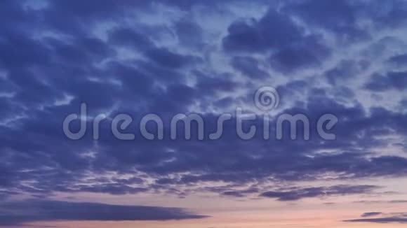 令人印象深刻的天空红黄相间的太阳在早晨笼罩着深蓝色的云彩视频的预览图