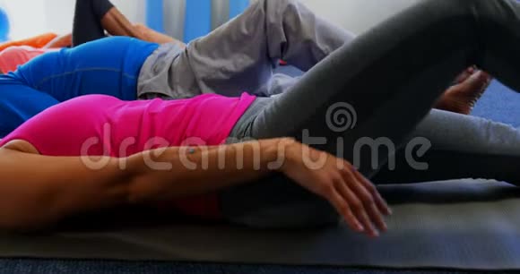 高加索女教练在4k健身k健身工作室训练老年人锻炼的侧视视频的预览图