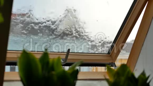 雨落在清澈的窗户上视频的预览图