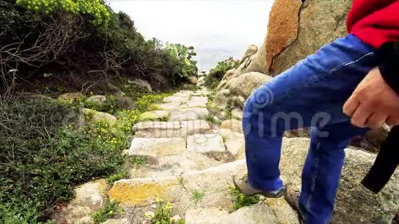 景观摄影师穿过地中海景观视频的预览图