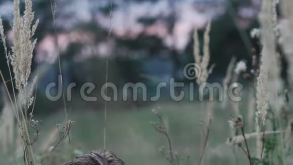 在草原草地上一个满脸胡须的男人惊恐地四处张望视频的预览图