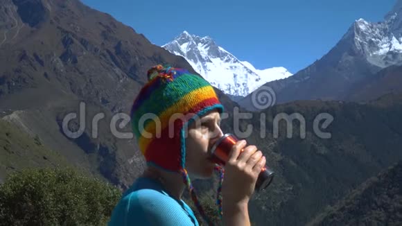 一个女孩正在山里喝茶视频的预览图