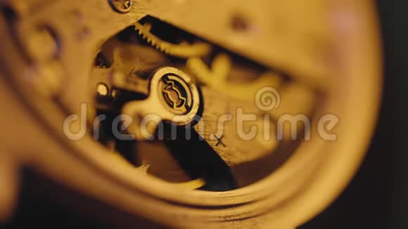 工作手表机构的宏观拍摄旧时钟工作计数时间视频的预览图