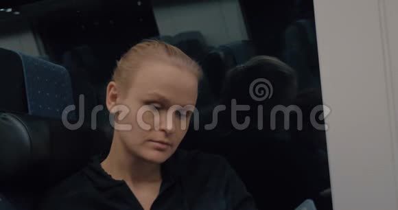 女通勤者在火车上给手机充电视频的预览图