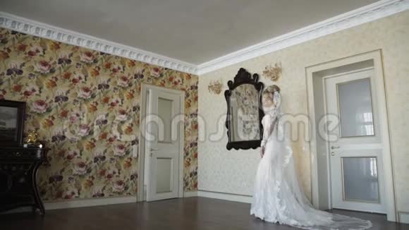 在豪华公寓里美丽的新娘对着镜头摆出姿势和微笑视频的预览图