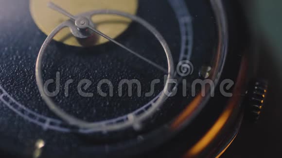 计数时间的老式手表机制老式时钟地球轨道和月亮的时钟数秒视频的预览图