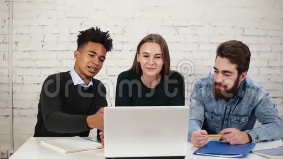 快乐而有吸引力的混合种族群体年轻的专业人士在商务会议或讨论时微笑视频的预览图