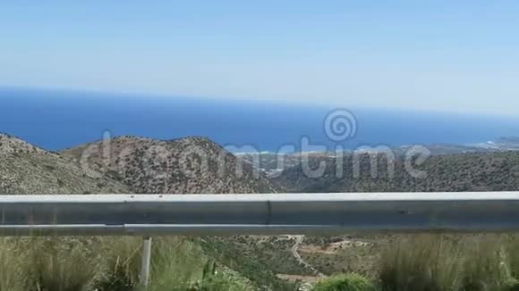 在克里特岛格雷希岛上的克拉西村公路沿着公路行驶可以看到马利亚湾的景色视频的预览图