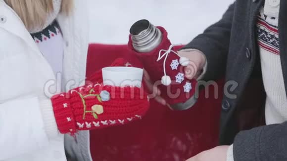 恋爱中的情侣在冬天喝热茶视频的预览图