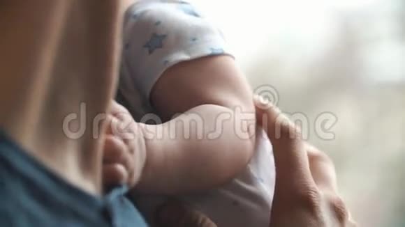 一个孩子双手温柔地搭在男人肩膀上视频的预览图