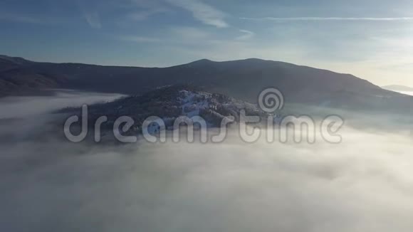 冬季雾蒙蒙的森林景观鸟瞰视频的预览图