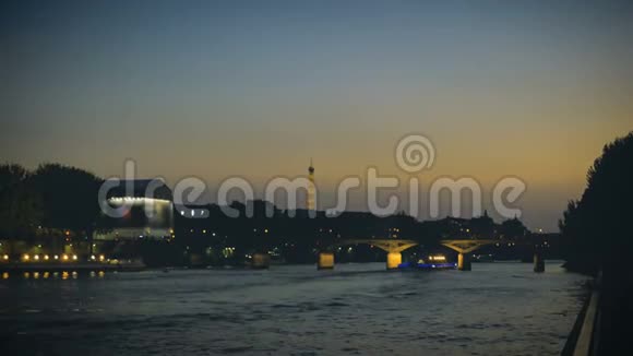 傍晚在巴黎塞纳河上游船埃菲尔铁塔景视频的预览图
