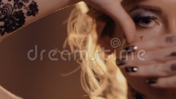 漂亮性感的金发女郎抚摸着她的脸视频的预览图