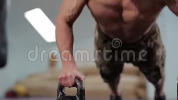 年轻的男性举重运动员在健身房锻炼时用力推尿视频的预览图