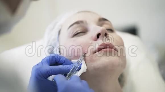 化妆品在女人的嘴附近拍照片视频的预览图