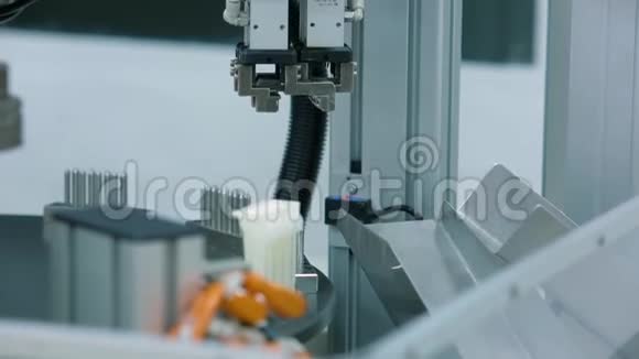 生产滴管的自动装置在医疗设备工厂重置成品视频的预览图