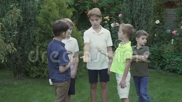 五个兄弟在花园里互相牵手视频的预览图