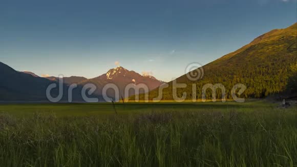 日落时间随着阿拉斯加Euklitna湖上的山脉流逝安克雷奇视频的预览图