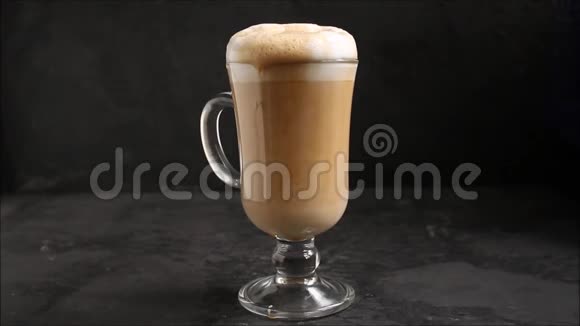 咖啡拿铁在透明杯卡布奇诺甜点烹饪过程顶级食品背景视频的预览图