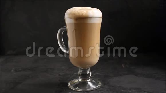 咖啡拿铁在透明杯卡布奇诺甜点烹饪过程顶级食品背景视频的预览图