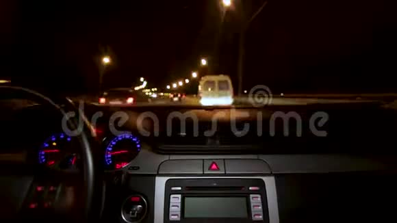 晚上开车从内部在城市视野中驾驶汽车夜间行车时间与车内摄像机的间隔视频的预览图