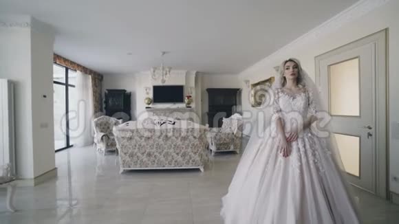 房间里穿着婚纱的美丽新娘的画像4K视频的预览图