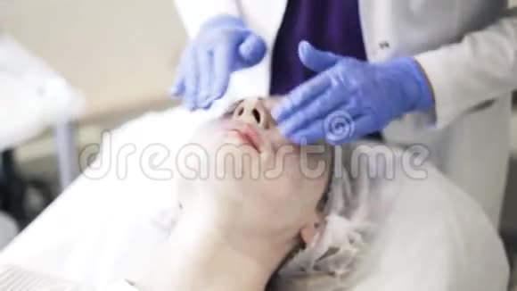 美容检查注射后女性嘴唇视频的预览图