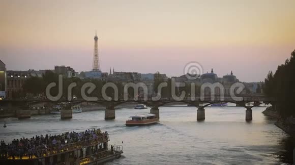 傍晚在巴黎塞纳河上游船埃菲尔铁塔景视频的预览图