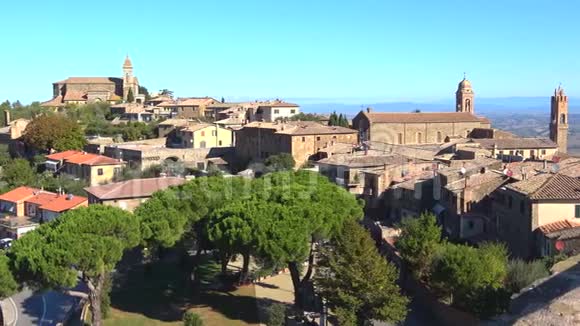 阳光明媚的一天在蒙蒂普利亚诺老镇上空意大利托斯卡纳视频的预览图