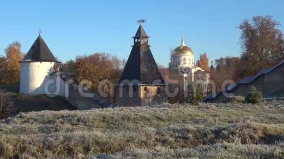 迈克尔大教堂和普斯科夫佩切斯克修道院的塔阳光明媚的十月早晨佩乔里俄罗斯视频的预览图