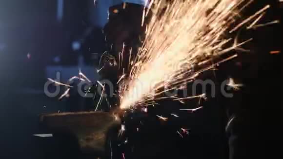 用圆锯磨金属结构的工人视频的预览图