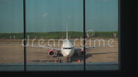 从机场候机楼看到的飞机视频的预览图