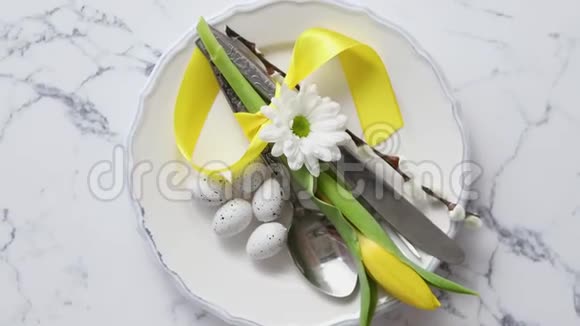春季复活节餐桌设置在白色大理石桌上顶部视图视频的预览图