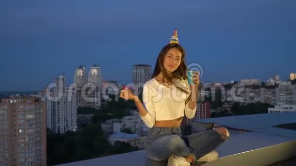 晚上一个长着长发的小女孩坐在楼顶庆祝生日快乐视频的预览图