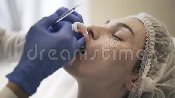 化妆品阻止女人的血液视频的预览图