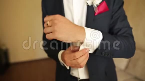 时髦的男人穿时髦的袖扣新郎的手准备好了视频的预览图