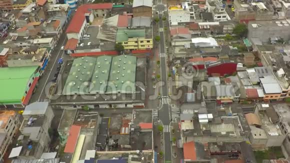 厄瓜多尔主要街道上空的巴诺斯德阿瓜圣塔空中抛射视频的预览图