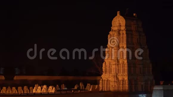 晚上在汉比的主要寺庙建筑群视频的预览图