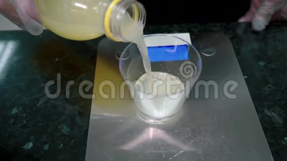 按比例烹调测量部分黄色液体并添加到面粉面团视频的预览图