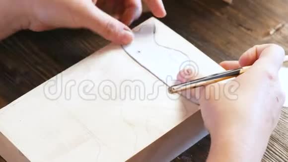 女人把纸模板重新涂到木条上双手特写视频的预览图